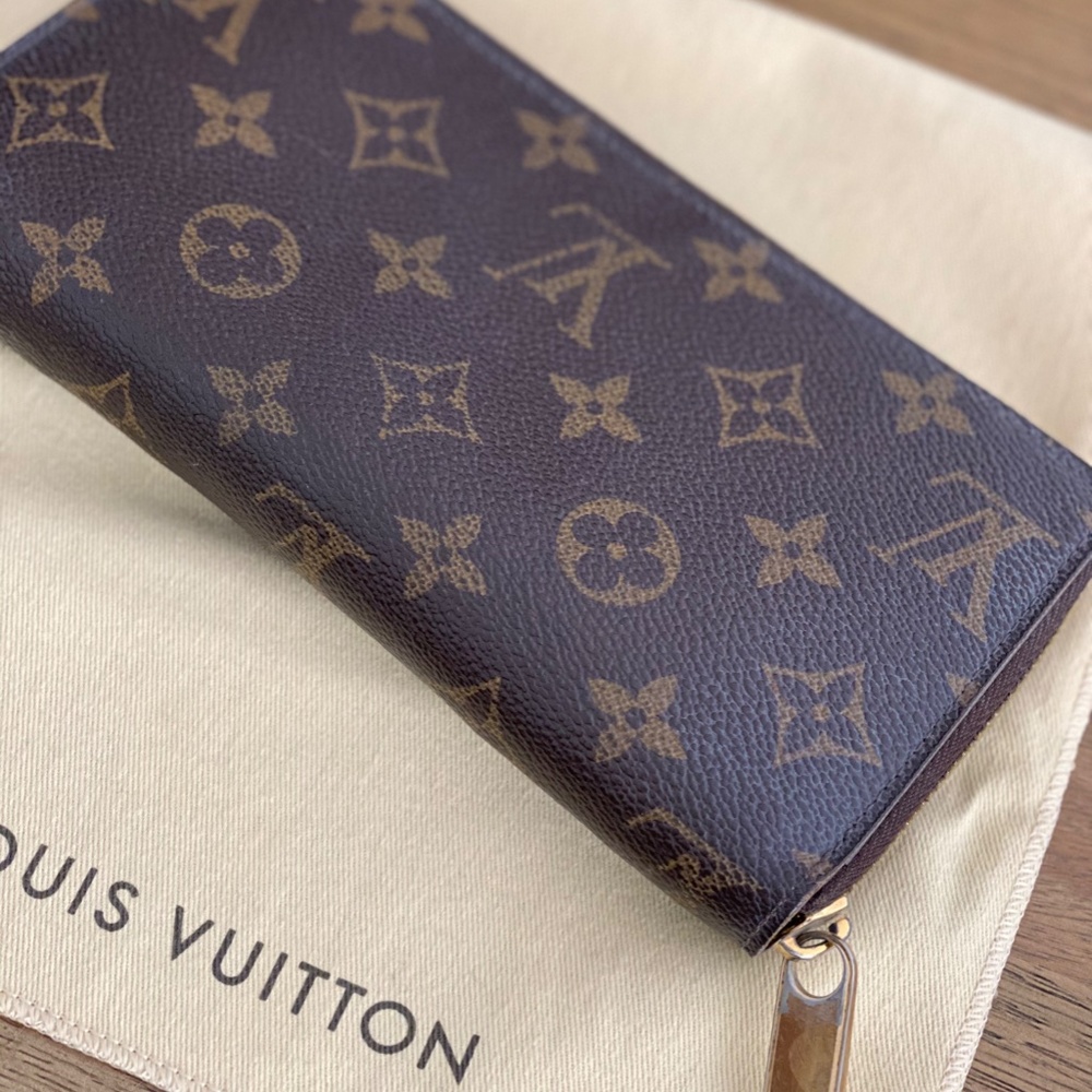 LOUIS VUITTON ✨ Monogram Zippy Wallet! ✨